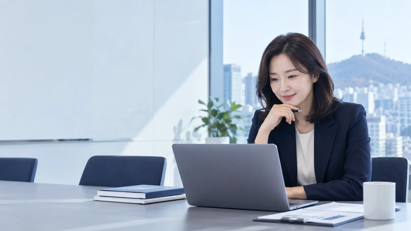 교육 계획을 검토하는 기업 인사담당자